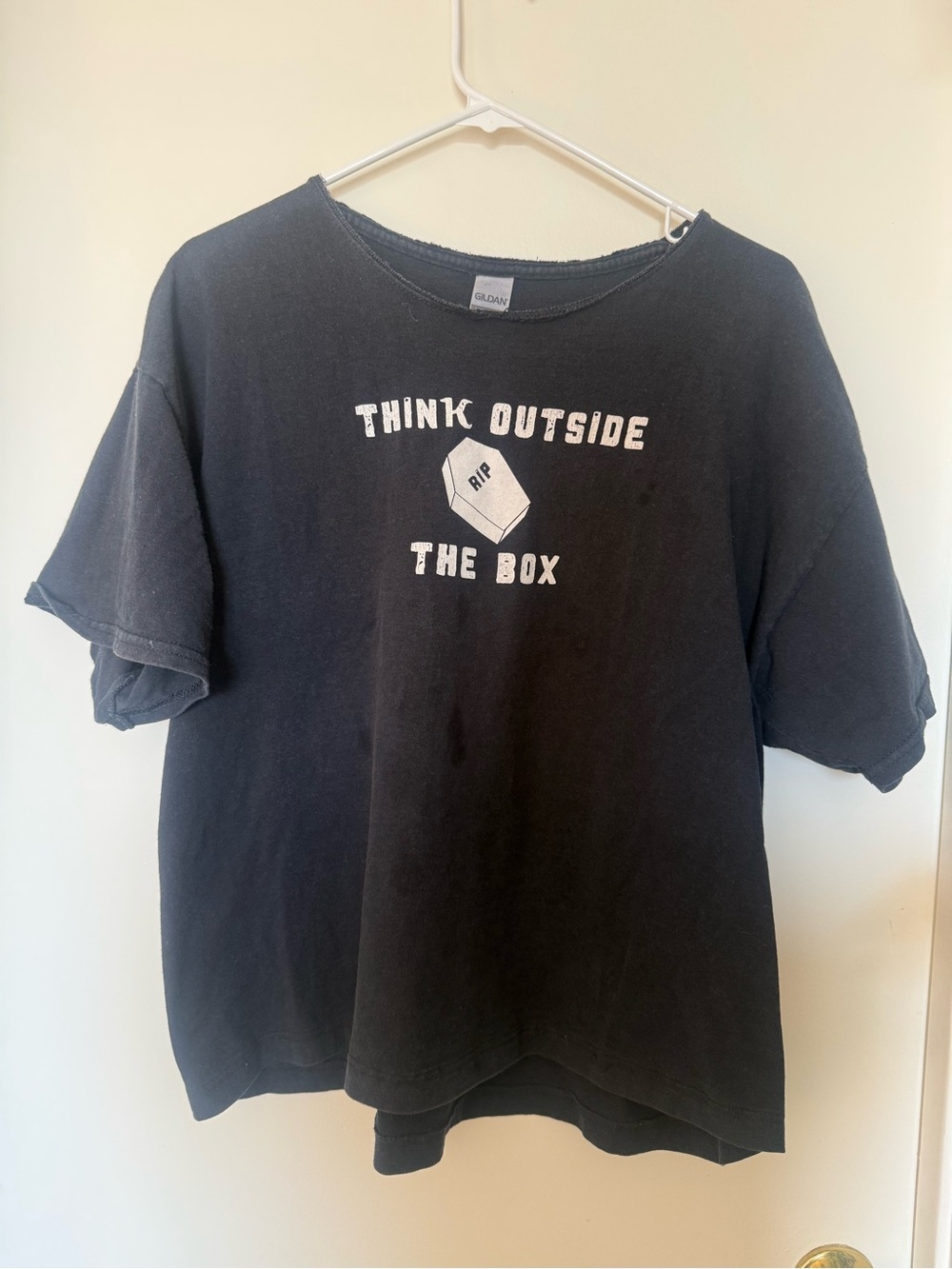 Think Outside the Box RIP Coffin Distressed Black Tee Size XL

Halloween Spooky